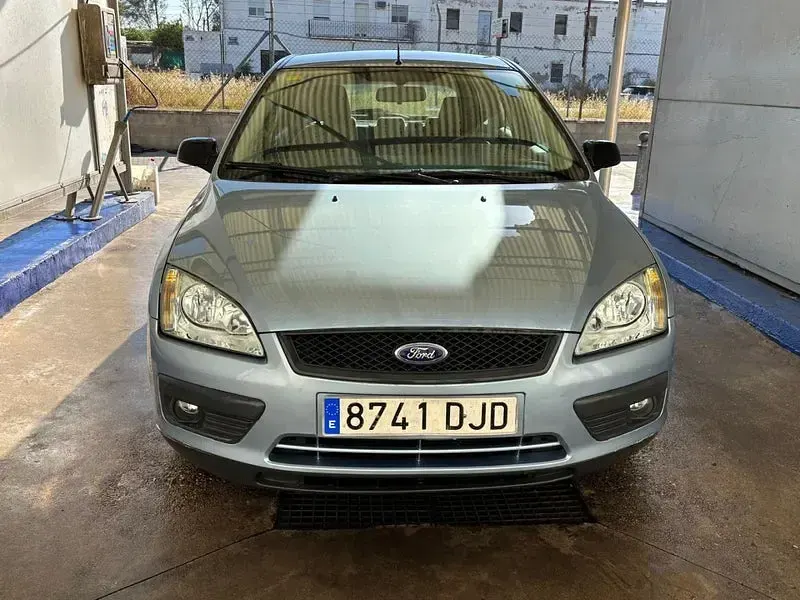 Usado Ford Focus Trend 100 CV (73 kW) 2005 Gris / plata Berlina