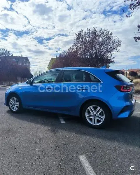 Usado Kia Ceed 100 CV (73 kW) 2019 Azul Utilitario