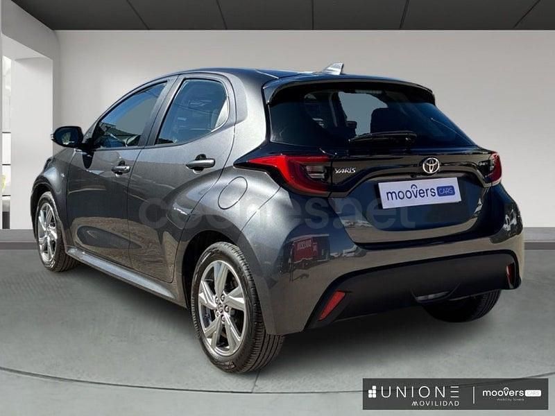 Usado Toyota Yaris Hybrid Active 116 CV (85 kW) 2024 Gris / plata Berlina