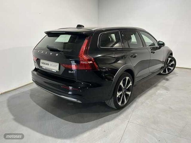Usado Volvo V60 CC Core 197 CV (144 kW) 2023 Negro Familiar