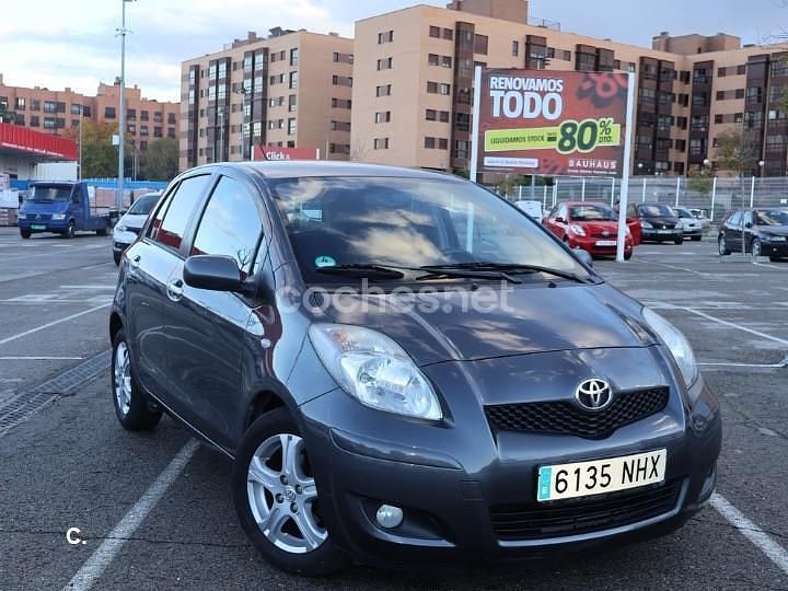 Gris / plata Usado 2011 Toyota Yaris Connect Style Berlina | 7000 € (Precio justo) - Imagen 1/4