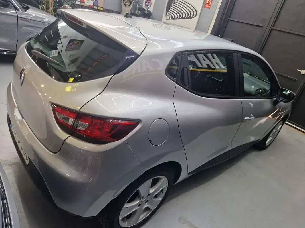 Usado Renault Clio IV 90 CV (66 kW) 2015 Plateado Utilitario