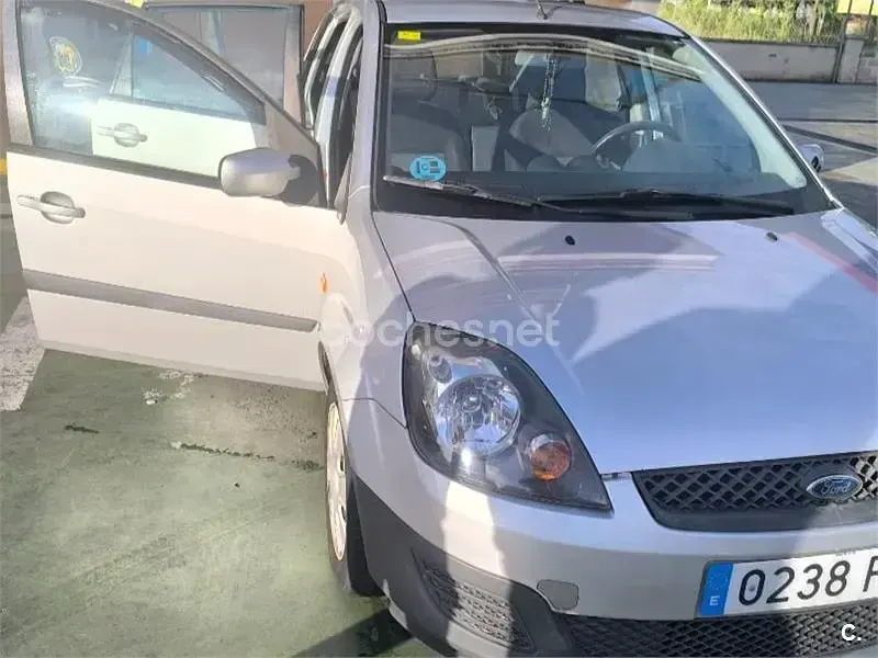 Usado Ford Fiesta Ambiente 70 CV (51 kW) 2007 Gris / plata Utilitario