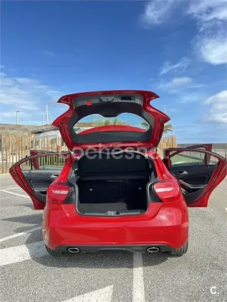 Usado Mercedes A180 Urban 109 CV (80 kW) 2014 Rojo Utilitario
