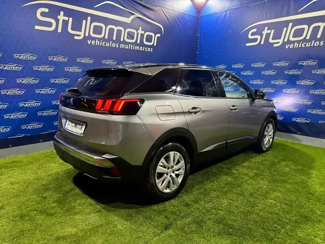 Usado Peugeot 3008 Active 131 CV (96 kW) 2020 Gris SUV