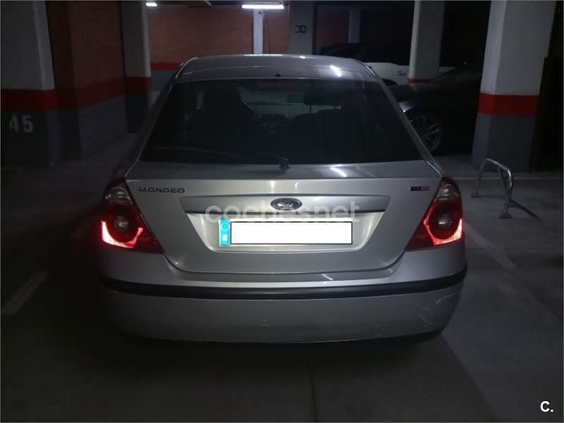 Usado Ford Mondeo Ghia 130 CV (95 kW) 2004 Gris / plata Berlina