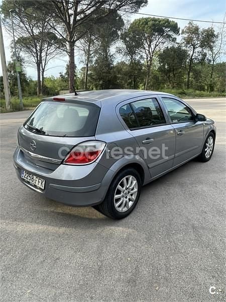 Usado Opel Astra Enjoy 90 CV (66 kW) 2006 Gris / plata Berlina