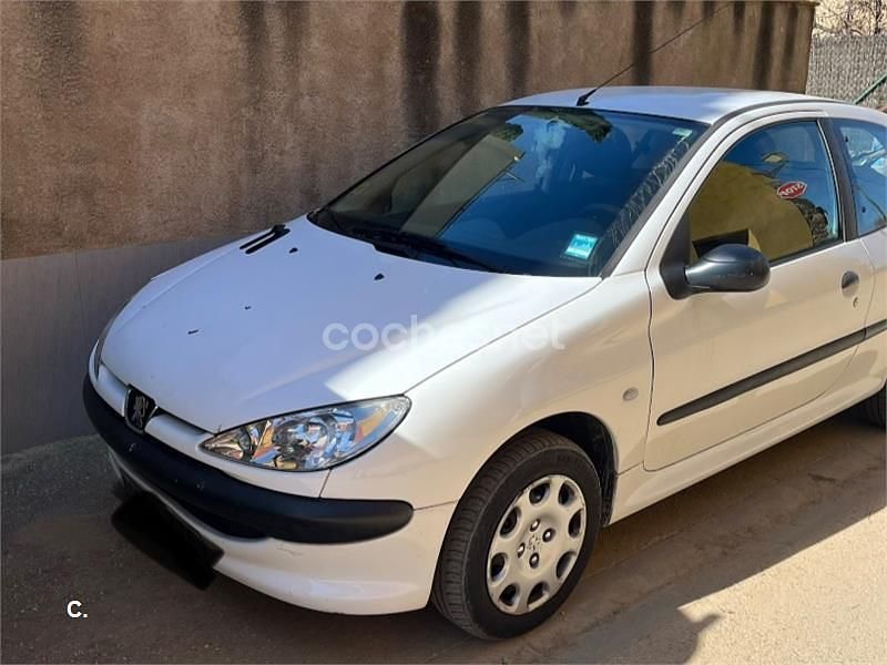 Usado Peugeot 206 75 CV (55 kW) 2004 Blanco Berlina