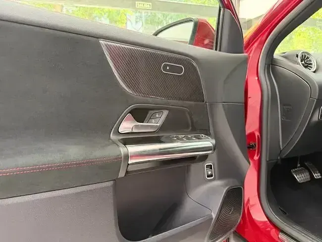 Usado Mercedes GLA200 163 CV (119 kW) 2022 Rojo SUV