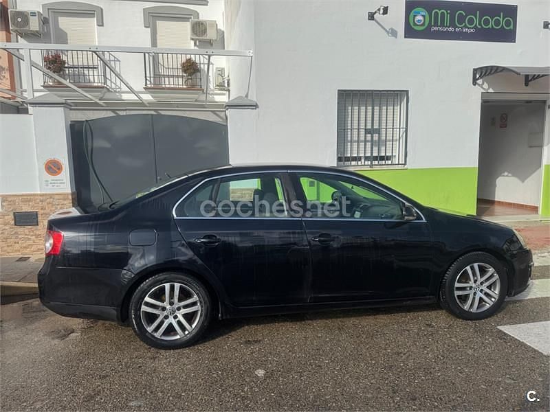 Usado VW Jetta Advance 105 CV (77 kW) 2008 Negro Berlina