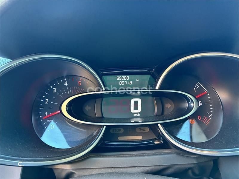 Usado Renault Clio IV Zen 90 CV (66 kW) 2017 Gris / plata Berlina