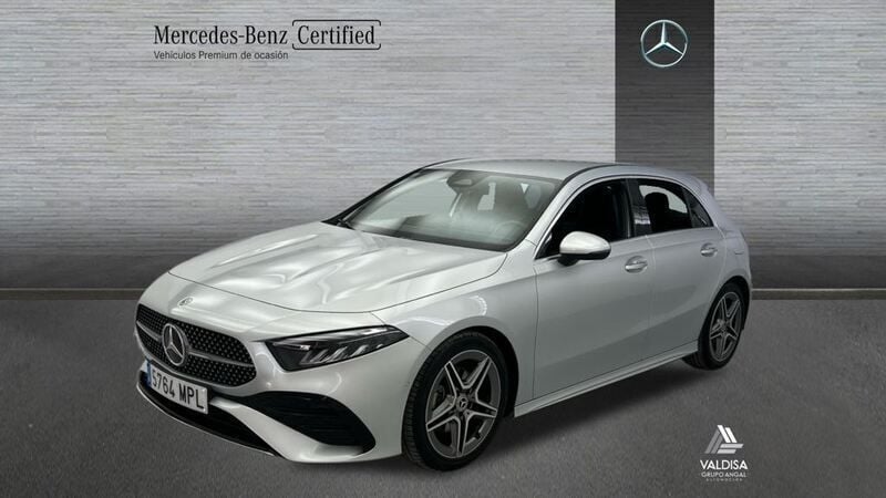 Gris / plateado Usado 2024 Mercedes A200 AMG line Berlina | 35.900 € (Precio justo) - Imagen 1/4