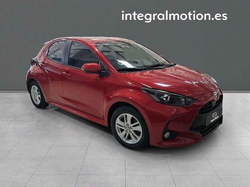 Usado Toyota Yaris Edition 125 CV (91 kW) 2024 Rojo Berlina