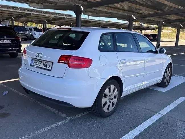Usado Audi A3 Ambiente 125 CV (91 kW) 2012 Blanco Utilitario