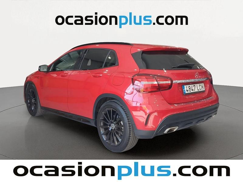 Usado Mercedes GLA180 122 CV (89 kW) 2019 Rojo SUV