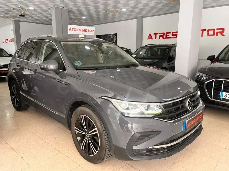 Usado VW Tiguan Life 150 CV (110 kW) 2021 Gris / plata SUV