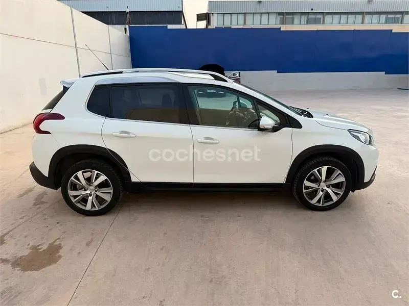 Usado Peugeot 2008 Allure 120 CV (88 kW) 2017 Blanco SUV