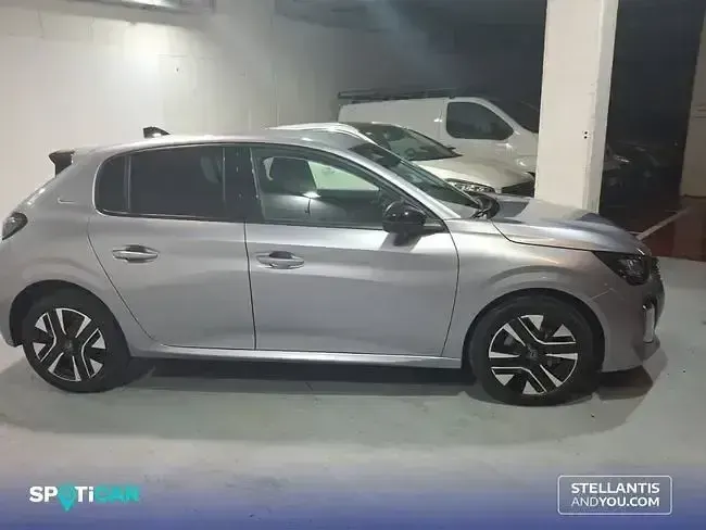 Usado Peugeot 208 Allure 110 CV (80 kW) 2025 Gris Utilitario