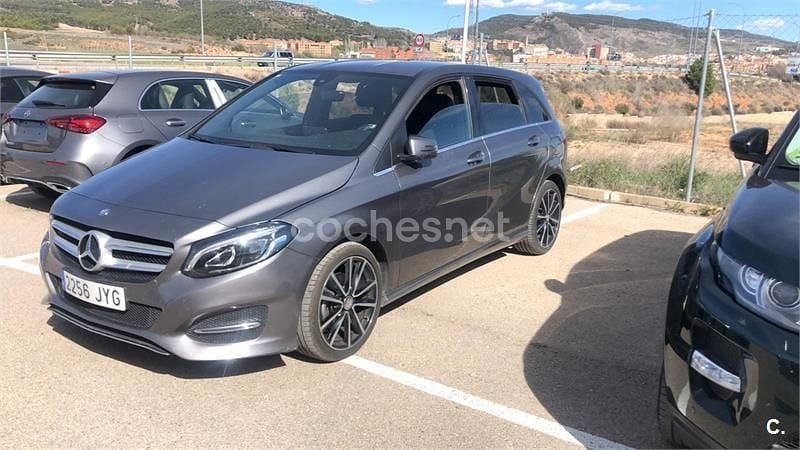 Usado Mercedes B200 136 CV (100 kW) 2017 Gris / plata Monovolumen
