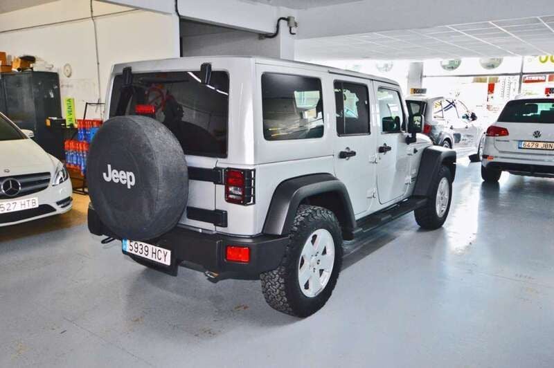Käytetty Jeep Wrangler Unlimited Sahara 200 HP (147 kW) 2011 Harmaa Katumaasturi