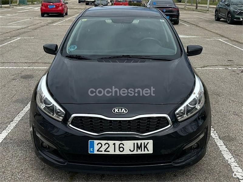 Usado Kia Ceed GT 90 HP (66 kW) 2016 Preto Sedan