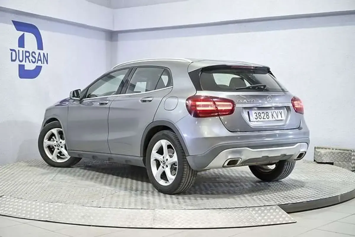 Usado Mercedes GLA180 122 CV (89 kW) 2019 Gris SUV
