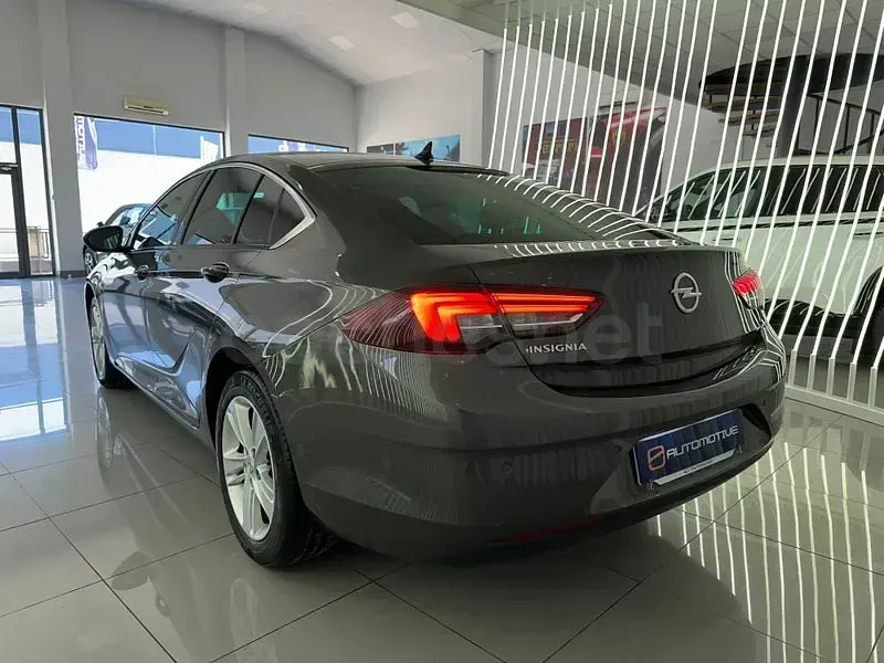 Usado Opel Insignia Business 122 CV (89 kW) 2023 Gris / plata Berlina