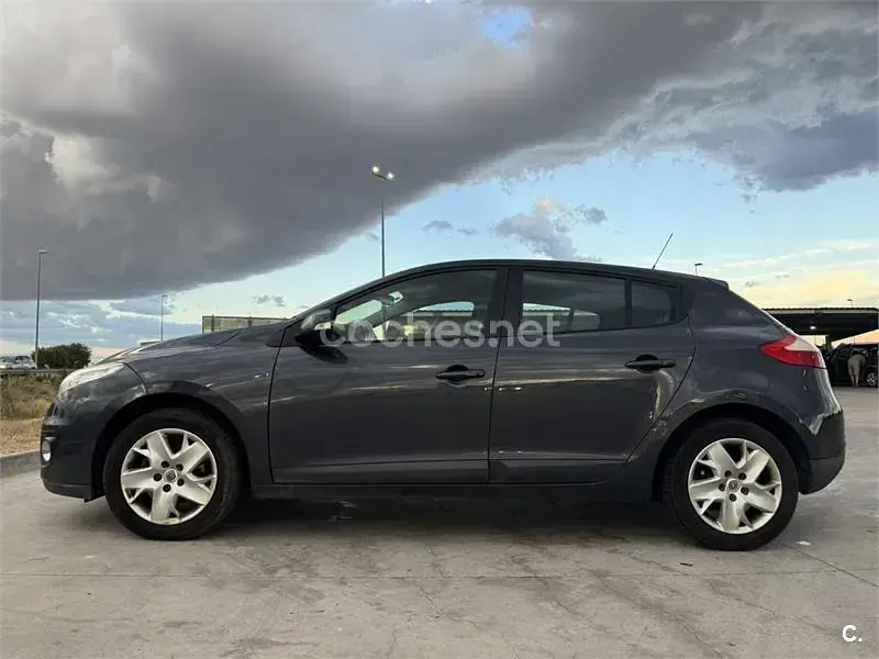 Usado Renault Mégane III Dynamique 110 CV (80 kW) 2013 Negro Berlina