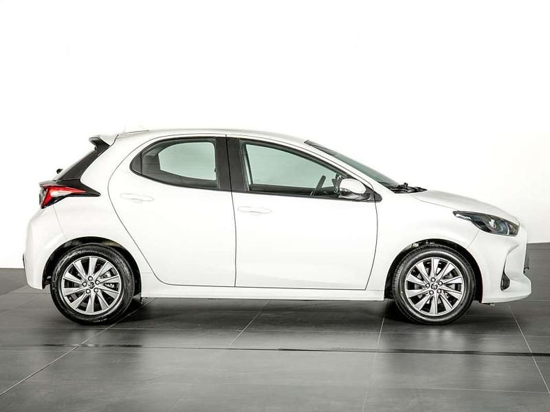 Usado Toyota Yaris Hybrid Active 116 CV (85 kW) 2023 Blanco Berlina