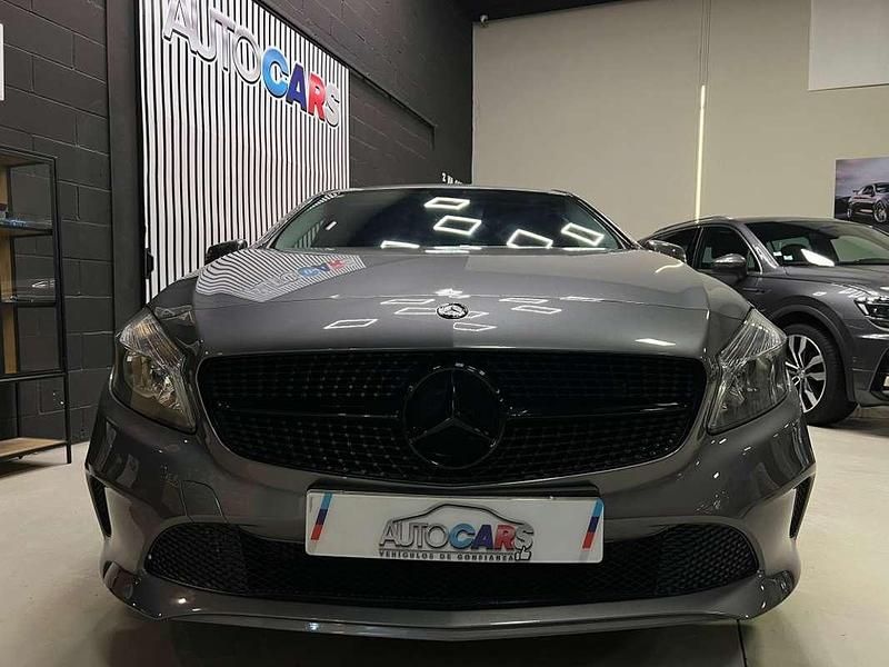 Usado Mercedes A180 109 CV (80 kW) 2015 Gris Utilitario