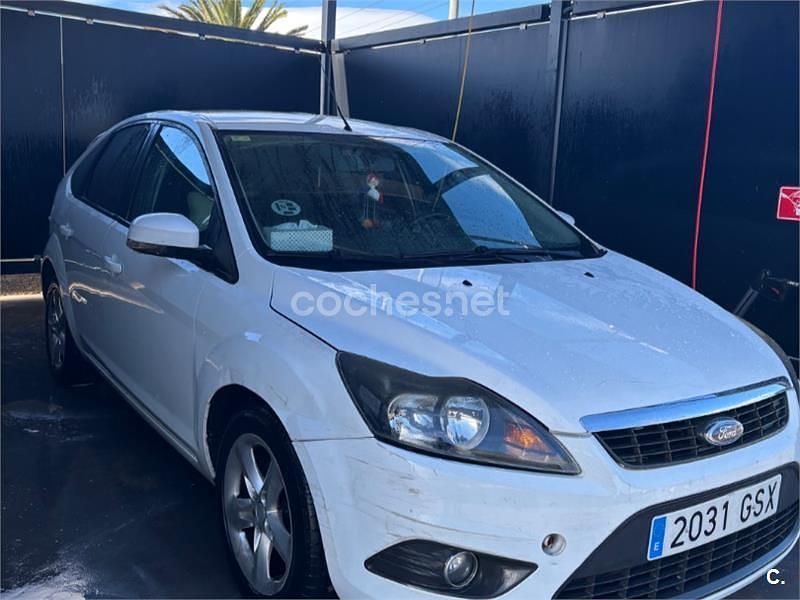Usado Ford Focus Trend 109 CV (80 kW) 2010 Blanco Berlina