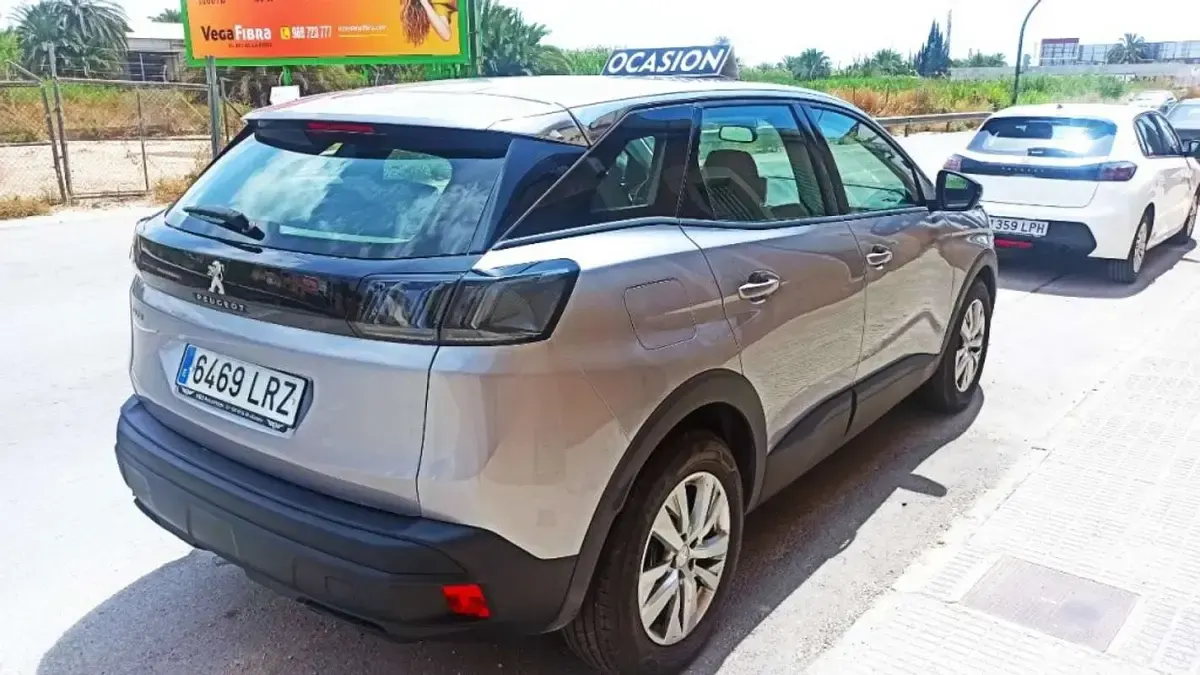 Usado Peugeot 3008 Active 131 CV (96 kW) 2021 Gris SUV