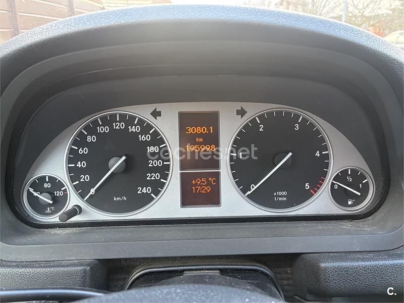 Usado Mercedes B180 Sport Edition 109 CV (80 kW) 2011 Gris / plata Monovolumen