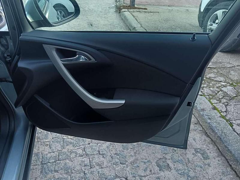 Usado Opel Astra Selective 110 CV (80 kW) 2012 Gris Utilitario