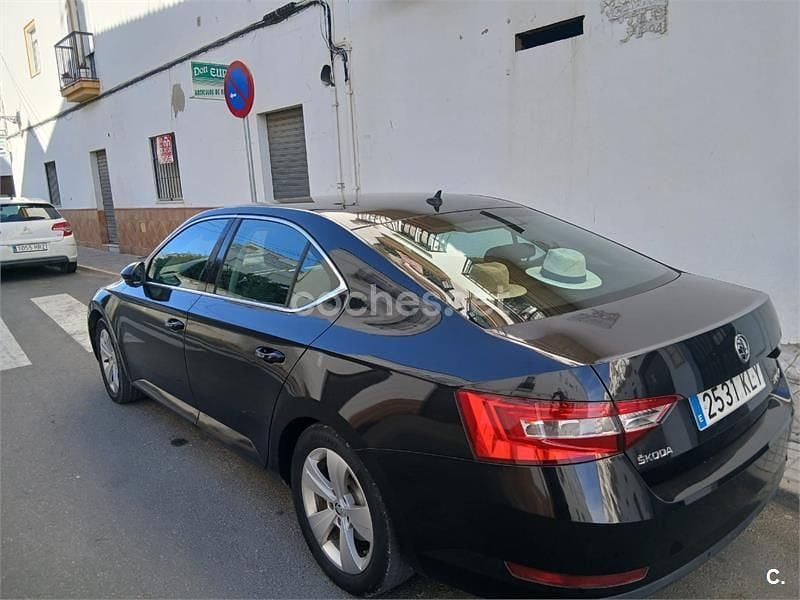 Usado Skoda Superb Ambition 150 CV (110 kW) 2018 Negro Berlina