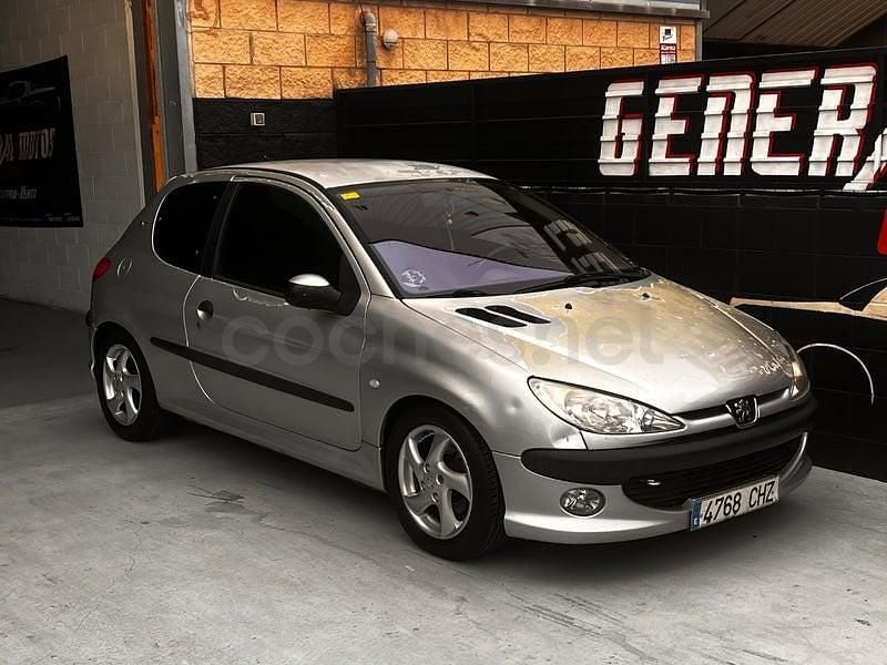 Usado Peugeot 206 110 CV (80 kW) 2002 Gris / plata Berlina