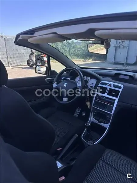 Usado Peugeot 307 CC 110 CV (80 kW) 2005 Gris / plata Descapotable