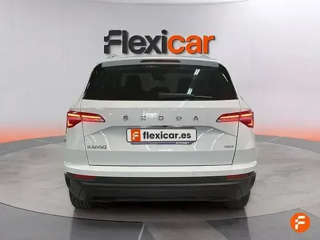 Usado Skoda Karoq Ambition 150 CV (110 kW) 2023 Blanco SUV