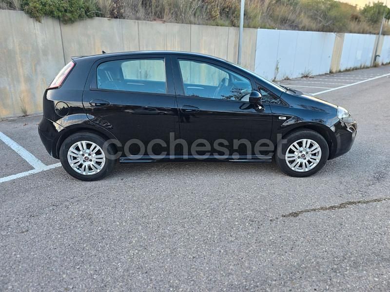 Usado Fiat Punto Easy 69 CV (50 kW) 2014 Negro Utilitario