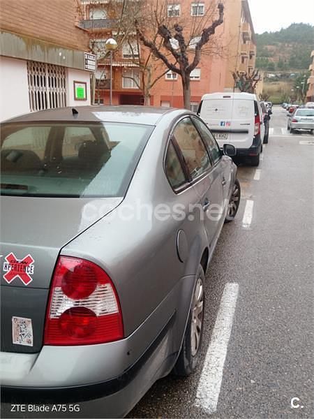Gris / plata Usado 2002 VW Passat Comfortline Berlina | 1500 € (Buen precio) - Imagen 1/4