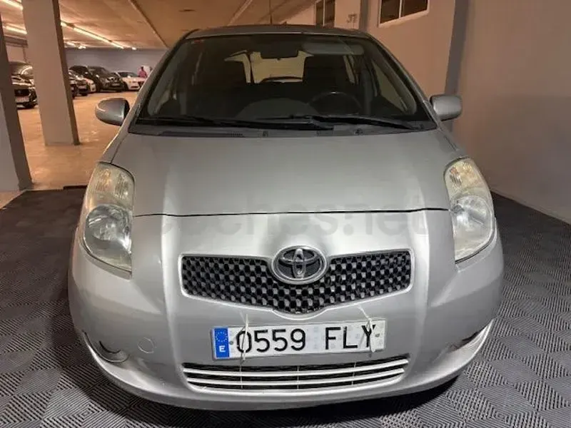 Usado Toyota Yaris 90 CV (66 kW) 2007 Gris / plata Utilitario