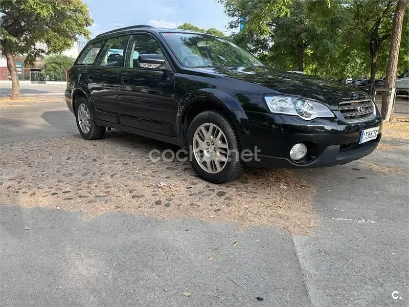 Usado Subaru Outback 156 CV (114 kW) 2004 Negro Familiar