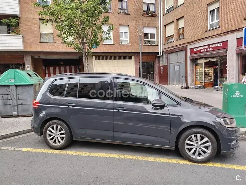 Usado VW Touran Business 110 CV (80 kW) 2016 Gris / plata Monovolumen