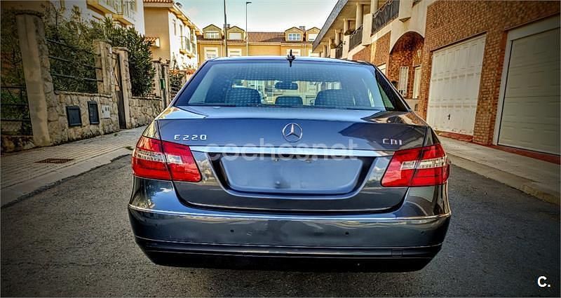 Usado Mercedes E220 Avantgarde 170 CV (125 kW) 2013 Azul Familiar