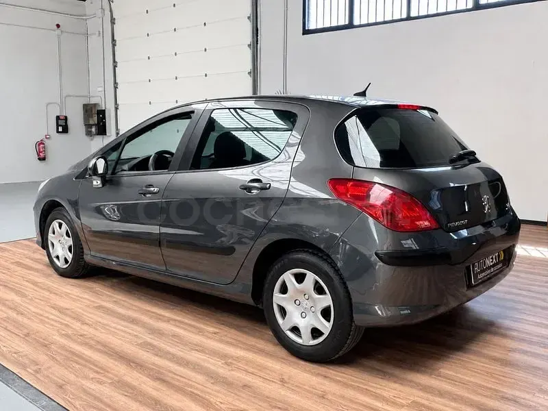 Usado Peugeot 308 90 CV (66 kW) 2008 Gris / plata Berlina