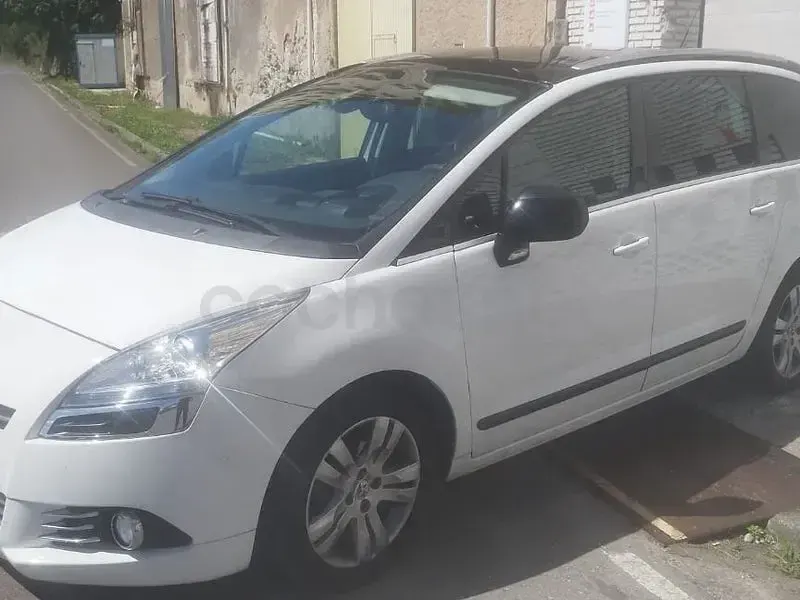 Usado Peugeot 5008 Allure 115 CV (84 kW) 2013 Gris / plata Monovolumen
