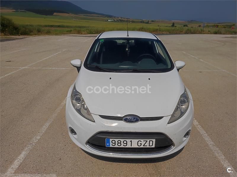 Blanco Usado 2010 Ford Fiesta Titanium Berlina | 4200 € (Precio justo) - Imagen 1/4