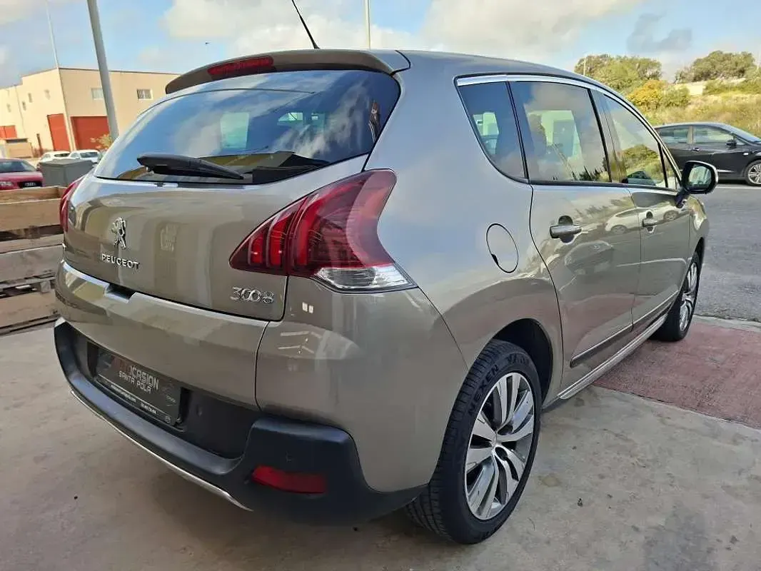 Usado Peugeot 3008 Style 120 CV (88 kW) 2015 Beige Familiar