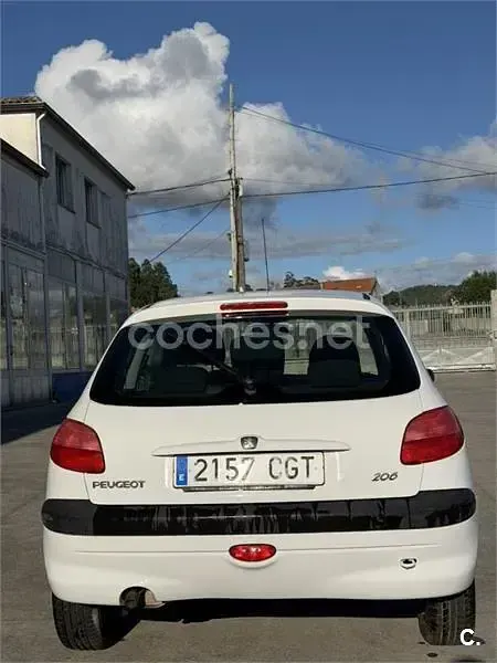 Usado Peugeot 206 70 CV (51 kW) 2003 Blanco Berlina