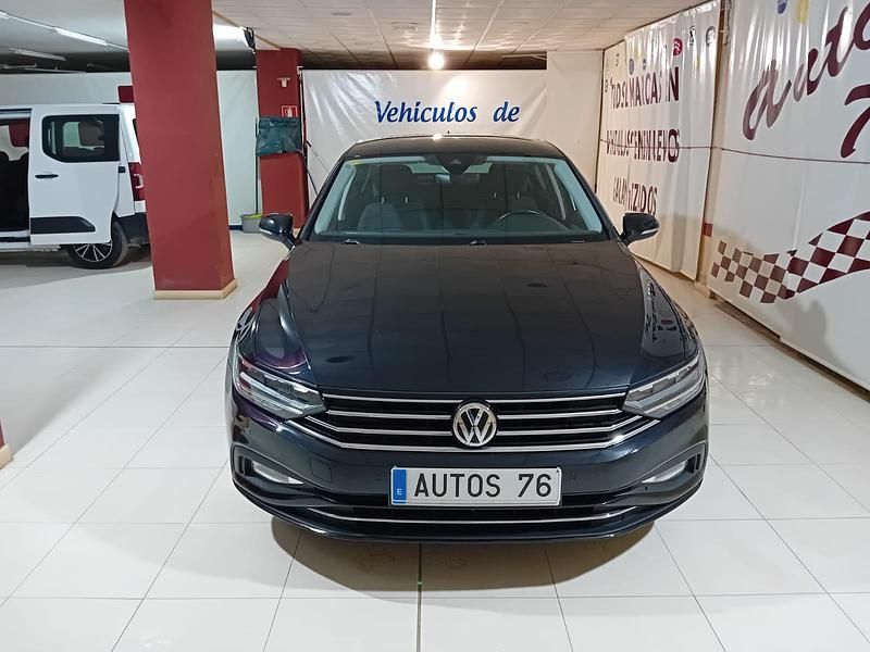 Usado VW Passat 120 CV (88 kW) 2020 Negro Berlina